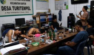 5-perangkat-desa-demak-terciduk-karaoke-pesta-miras-kantor 5-perangkat-desa-demak-terciduk-karaoke-pesta-miras-kantor