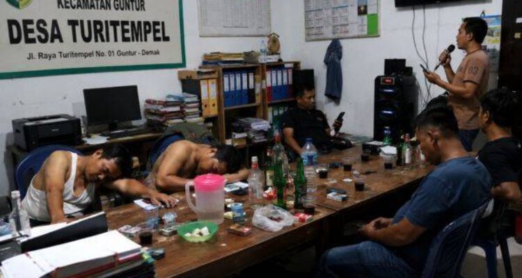5-perangkat-desa-demak-terciduk-karaoke-pesta-miras-kantor