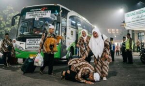 jemaah-haji-kloter-1-jateng-sujud-syukur-donohudan jemaah-haji-kloter-1-jateng-sujud-syukur-donohudan