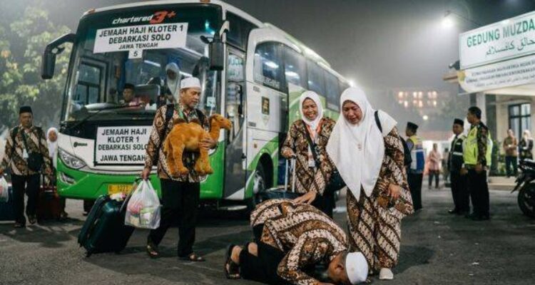 jemaah-haji-kloter-1-jateng-sujud-syukur-donohudan