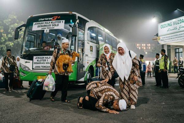 jemaah-haji-kloter-1-jateng-sujud-syukur-donohudan