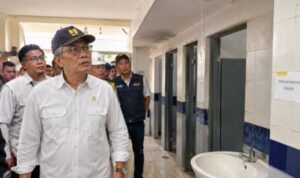 menteri-pu-tinjau-sekolah-rakyat-sragen-atap-rembes (1)