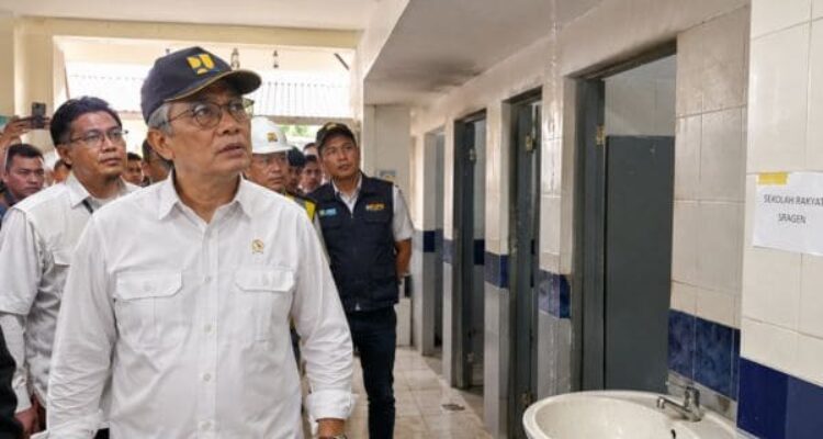 menteri-pu-tinjau-sekolah-rakyat-sragen-atap-rembes (1)