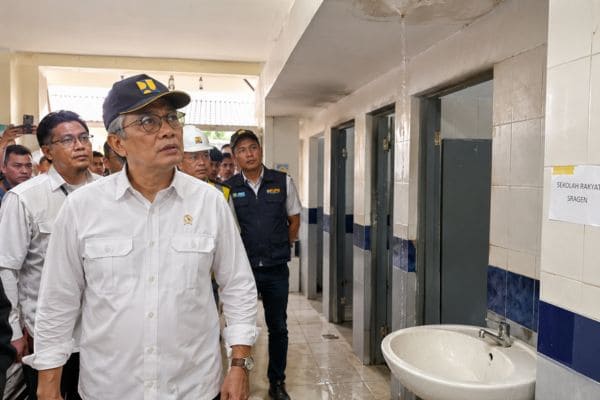 menteri-pu-tinjau-sekolah-rakyat-sragen-atap-rembes (1)