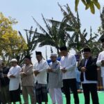 Suasana salat istisqa di Alun-alun Panjangan, Kecamatan Semarang Barat, Kota Semarang.