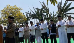 Suasana salat istisqa di Alun-alun Panjangan, Kecamatan Semarang Barat, Kota Semarang.