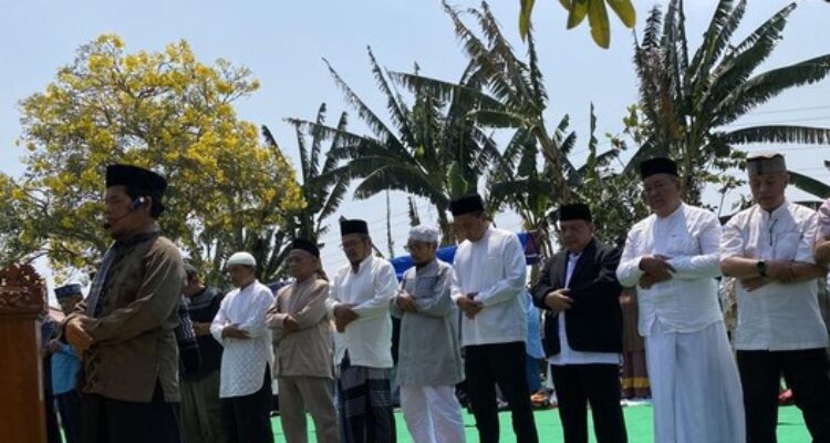 Suasana salat istisqa di Alun-alun Panjangan, Kecamatan Semarang Barat, Kota Semarang.