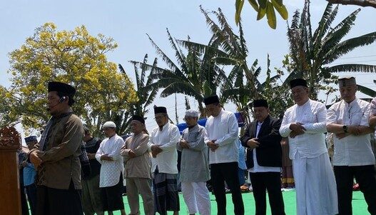 Suasana salat istisqa di Alun-alun Panjangan, Kecamatan Semarang Barat, Kota Semarang.